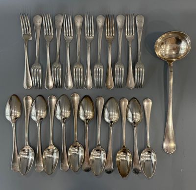 beaucoup de cuillères en argent et de cuillères sur la table