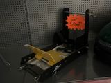une voiture exposée sur une étagère dans un magasin