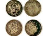 quatre pièces de monnaie britanniques différentes sont représentées en rangée sur un fond blanc
