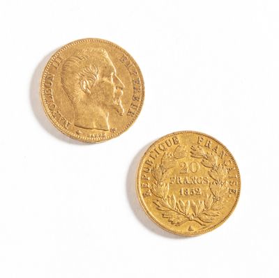 deux pièces d'or sur un fond blanc, avec une pièce d'or au premier plan