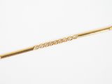 gros plan d'un bracelet en or avec une chaîne