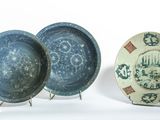 trois assiettes posées les unes à côté des autres sur une table