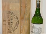 une bouteille de vin posée à côté d'une caisse en bois