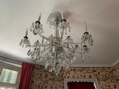 un lustre en cristal suspendu au plafond d'une pièce