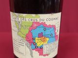 une bouteille de vin posée sur une table