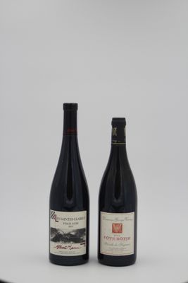 deux bouteilles de vin rouge sont posées sur une surface blanche