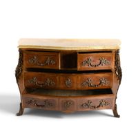Commode galbée dite tombeau en placage de bois de rose, ouvr… (photo 2)