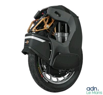 une moto garée sur le côté de la route
