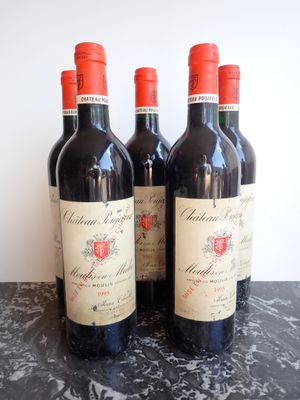 trois bouteilles de vin rouge sont alignées sur une table