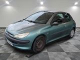 la photo d'une voiture bleue garée dans un garage
