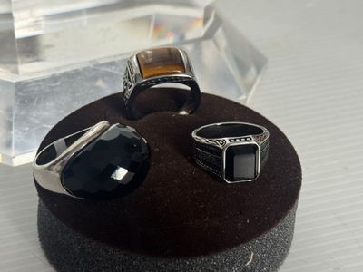 deux bagues posées sur le dessus d'une vitrine