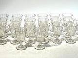 un grand nombre de verres posés sur une table