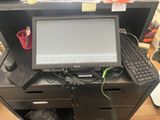 un bureau équipé d'un ordinateur et d'un clavier