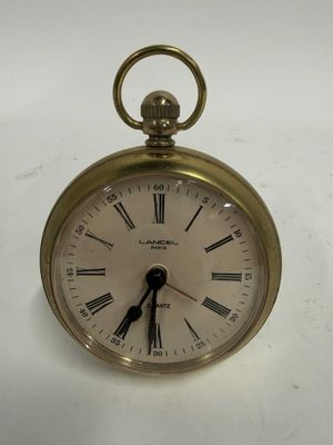 une horloge en or avec des chiffres romains sur le cadran