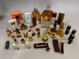 de nombreux parfums différents sur la table