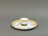 une petite tasse posée sur une soucoupe