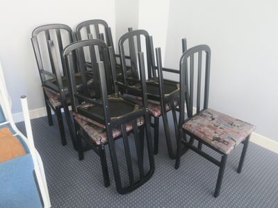 un grand nombre de chaises dans une pièce