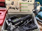 une boîte à outils ouverte, remplie d'outils, posée sur une table