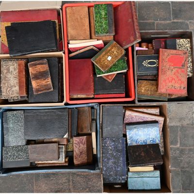 de nombreux types de livres anciens dans une boîte