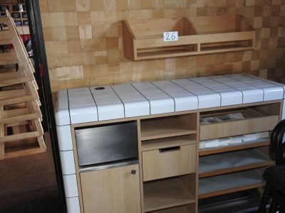 une petite cuisine avec un évier et un plan de travail en bois