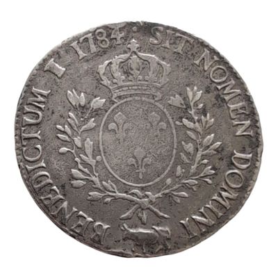 une vieille pièce d'argent surmontée d'une couronne