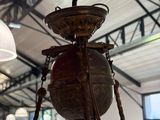 une lampe suspendue au plafond de la pièce