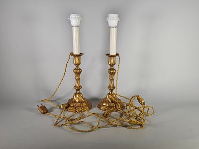 paire de bougeoirs anciens en laiton, avec des bougies blanches et des chaînes