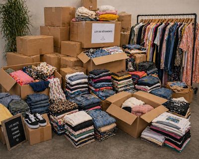 Très gros lot de 600 pièces de vêtements neuf tous types