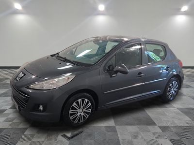 la voiture grise est garée dans le garage sur le sol en damier