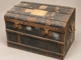 une vieille malle posée sur une table