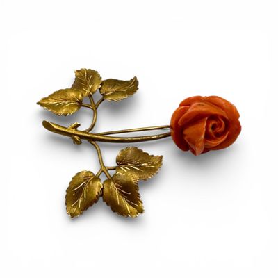 Une broche fleur or jaune (750) centrée d'une fleur de corai… - Photo 1