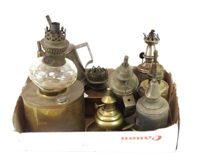 une boîte remplie de vieux objets en laiton sur fond blanc