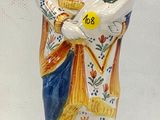 une figurine représentant une femme tenant un enfant dans ses bras