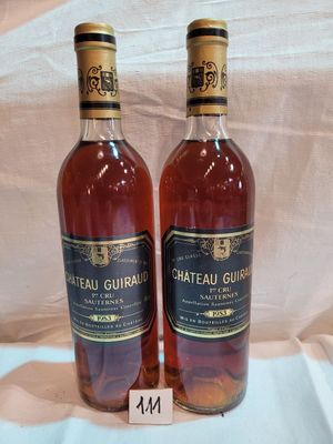 deux bouteilles de vin posées l'une à côté de l'autre sur une table