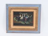 peinture représentant deux oiseaux dans un panier garni de feuilles, accrochée sur un mur blanc
