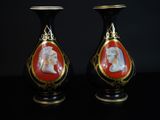 deux vases sur lesquels figurent les portraits d'un homme et d'une femme