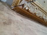 une horloge posée sur une table devant un miroir