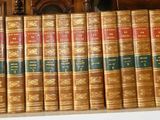 beaucoup de livres qui traînent sur une étagère