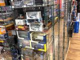 une grande vitrine au milieu d'un magasin remplie de jouets