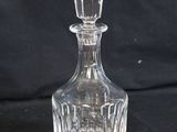 une carafe en verre transparent sur fond noir