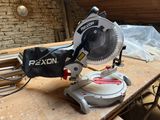 quelqu'un utilise une scie circulaire pour couper une pièce de bois