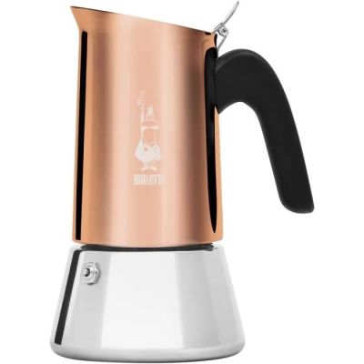 gros plan d'une cafetière sur fond blanc