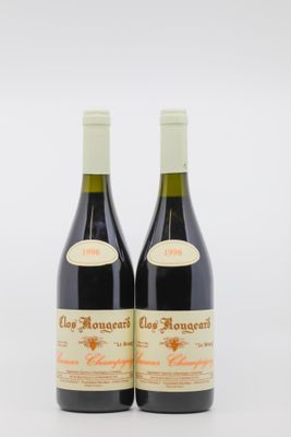 deux bouteilles de vin rouge posées l'une à côté de l'autre sur une surface blanche