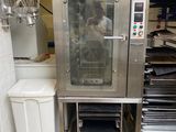 un four professionnel dans une cuisine professionnelle où l'on prépare beaucoup de plats