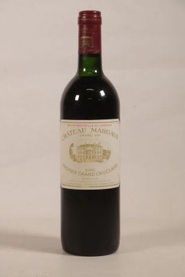 une bouteille de vin posée sur une table
