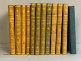 six vieux livres alignés sur une surface blanche
