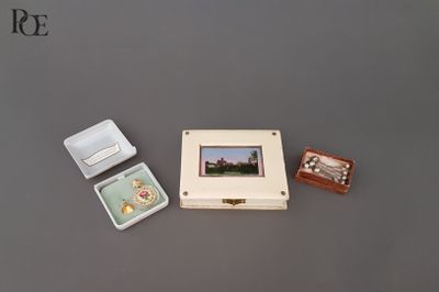 une petite boîte avec une image à côté d'une petite boîte avec une image