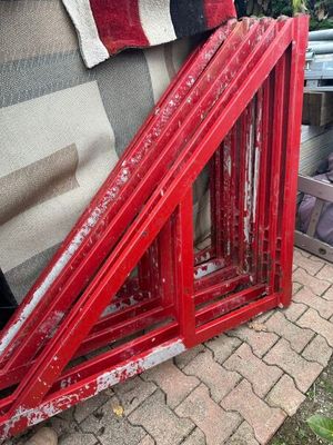 une photo d'un châssis de fenêtre rouge posé par terre