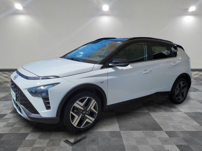 un SUV Toyota C-HR blanc garé dans un garage