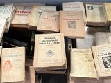 beaucoup de vieux livres posés ensemble sur la table